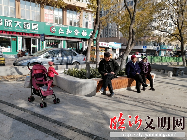 市民在平川路與陶然路交會(huì)處口袋公園愜意聊天.jpg